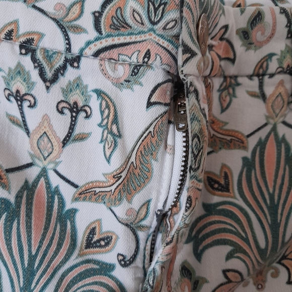 ● CHICO'S | So Slimming Girlfriend Silm Leg Ankle Jean - Picture 14 of 16